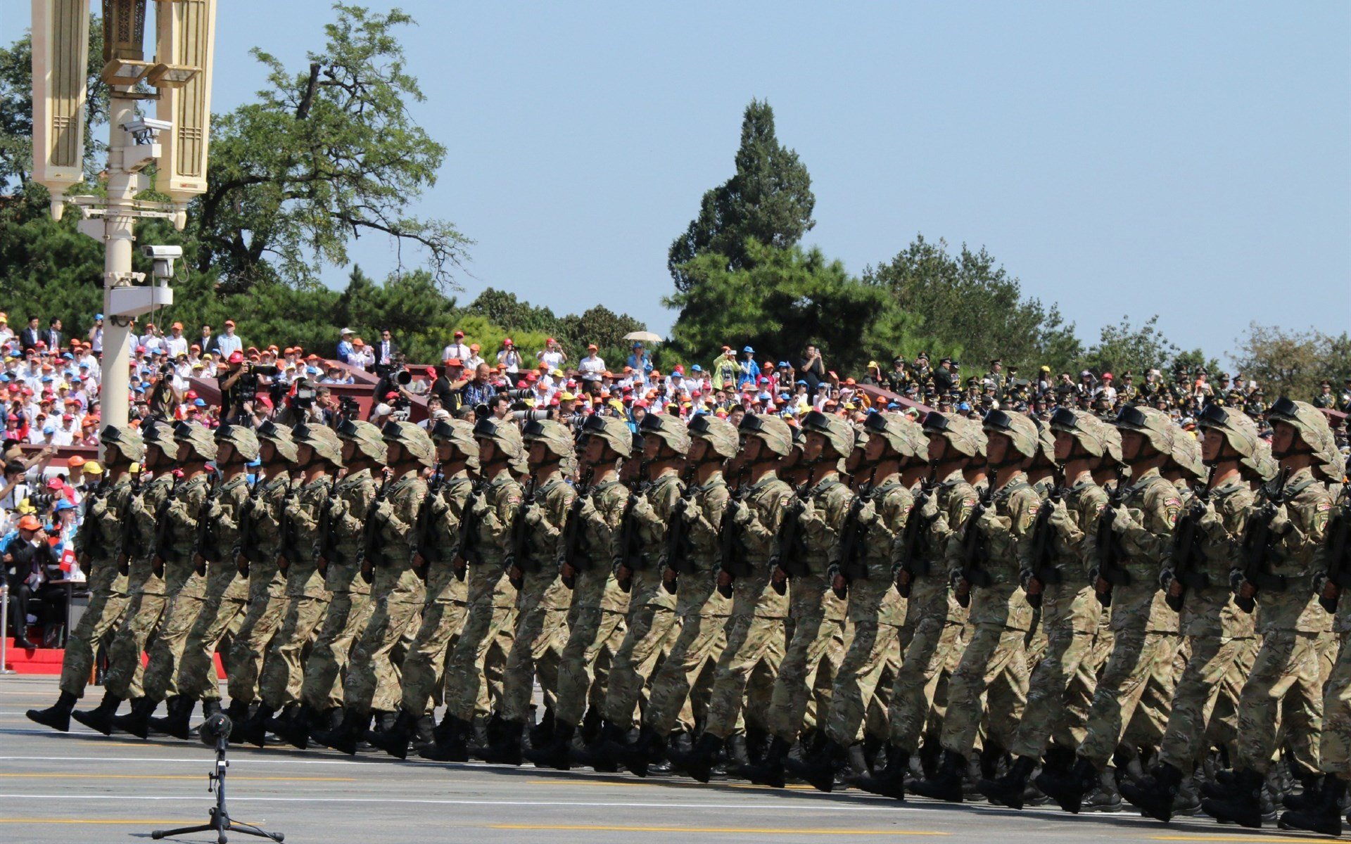 赛道烽火与绿茵风雷，当F1决战日遭遇地缘强压